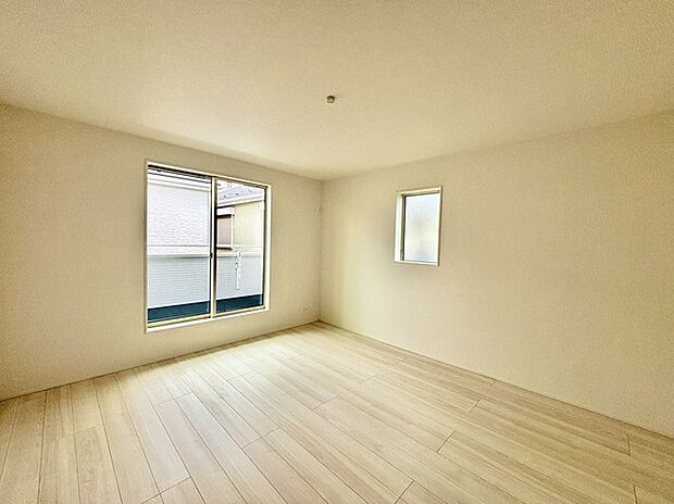 どんな家具にでも相性が良い清潔感ある白色調のクロスを採用。主張しすぎない配色、耐久性にも優れた床材は日々のメンテナンスも楽に、快適に過ごして頂けるよう考えられています。 