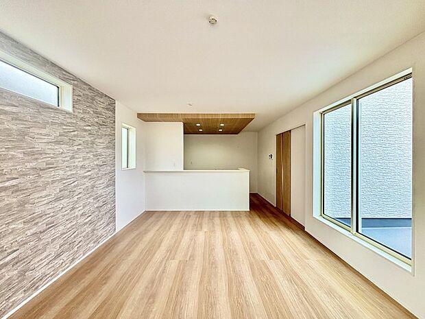 家族団欒のリビング。陽光差し込む食卓には家族の会話とスマイルが溢れます。いつまでもここで食卓を囲みたくなる、そう感じさせてくれるスペース。