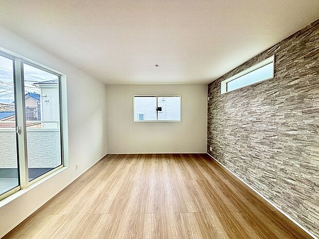 家族や友人、両親、親戚とこれから沢山の時間を紡ぐのだろう。そこを彩るのは窓から見える青い空、心地よい緑。そんなイメージが膨らむリビングスペース。