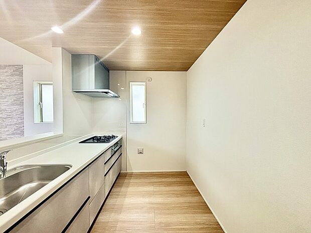 明るい光が降り注ぐ窓があるキッチンはお料理を作る時の気持ちもいつもより明るくなります。近くに窓があるので換気もしやすいですね。