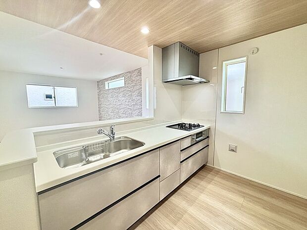 キッチンはオープンカフェスタイルだからリビングとの一体感はバッチリ。毎日のお料理時間も楽しくなりそうです。