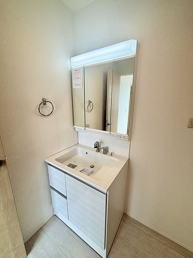 お出かけ前の身だしなみに一歩差がつく三面鏡。ミラー裏にはたっぷり収納もございます。