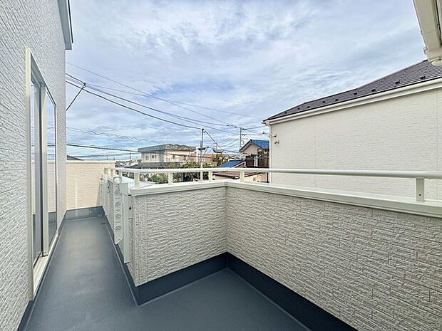 広めのバルコニーは風通しも良くお洗濯物もしっかりと干すことができます!