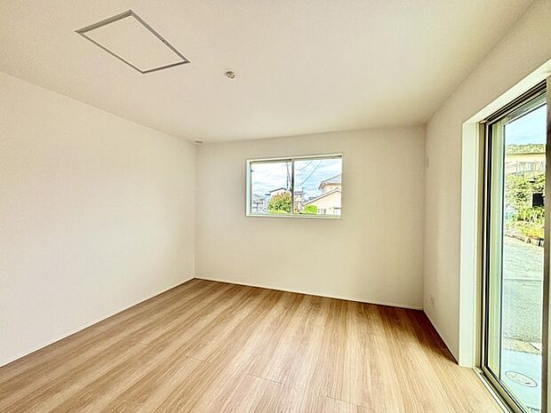 どんな家具にでも相性が良い清潔感ある白色調のクロスを採用。主張しすぎない配色、耐久性にも優れた床材は日々のメンテナンスも楽に、快適に過ごして頂けるよう考えられています。