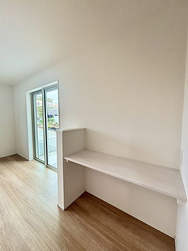 カウンターのある日当たりの良いお部屋です。