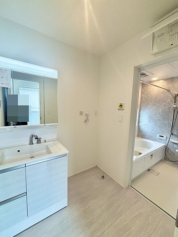 ゆとりの洗面スペースで朝の身支度もスムーズに行えます。