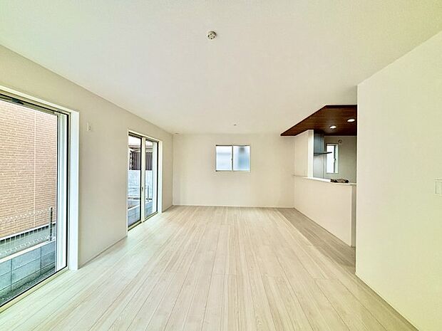 家族や友人、両親、親戚とこれから沢山の時間を紡ぐのだろう。そこを彩るのは窓から見える青い空、心地よい緑。そんなイメージが膨らむリビングスペース。 