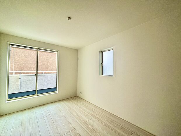 どんな家具にでも相性が良い清潔感ある白色調のクロスを採用。主張しすぎない配色、耐久性にも優れた床材は日々のメンテナンスも楽に、快適に過ごして頂けるよう考えられています。 