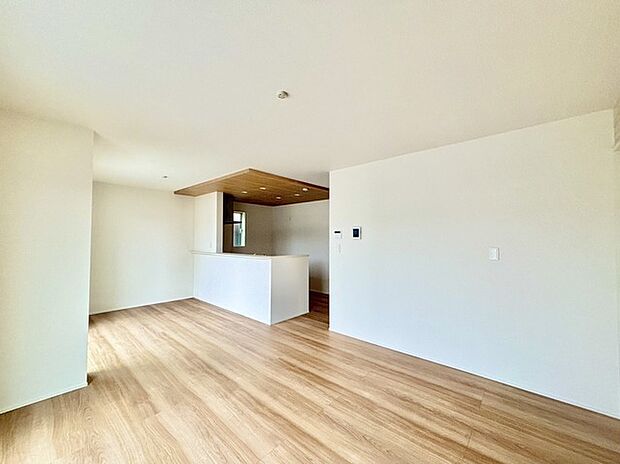 家族団欒のリビング。陽光差し込む食卓には家族の会話とスマイルが溢れます。いつまでもここで食卓を囲みたくなる、そう感じさせてくれるスペース。