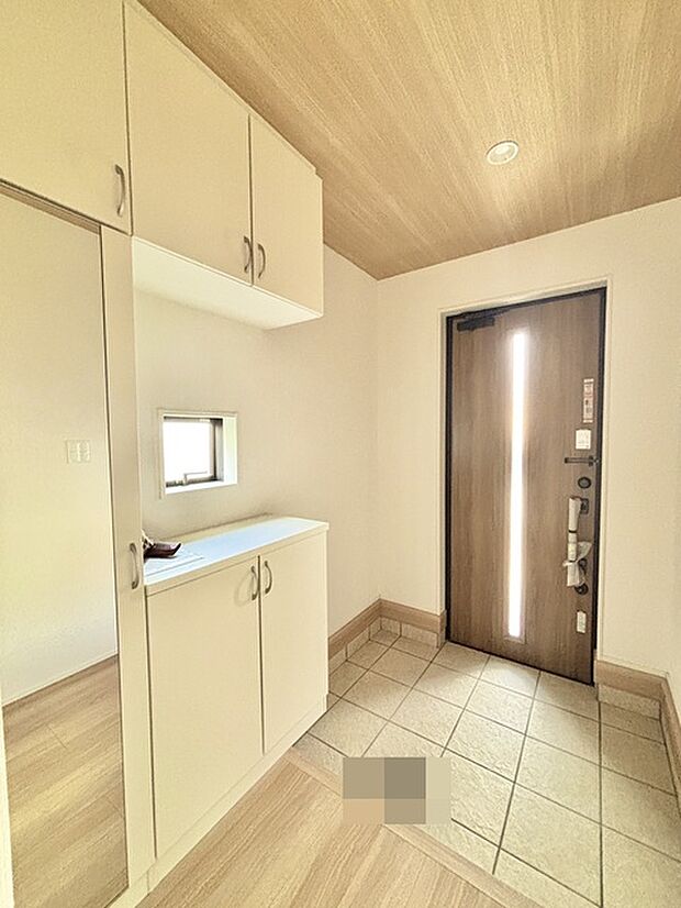 明るく開放的な玄関、靴の脱ぎ履きもしやすく、収納も豊富でご家族皆様の靴をスッキリ収納できます。 