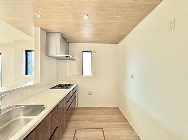 家族が一番集まる場所だから広々としつつも素敵な空間であって欲しい。皆がくつろぐリビングからキッチンまでが一つに繋がる空間。 