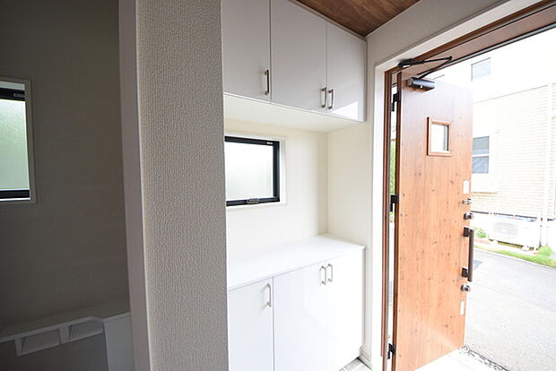 お客様をお迎えする玄関、お家の出入りもスムーズに行えます。