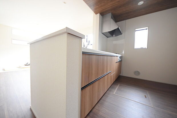 明るい光が降り注ぐ窓があるキッチンはお料理を作る時の気持ちもいつもより明るくなります。近くに窓があるので換気もしやすいですね。 