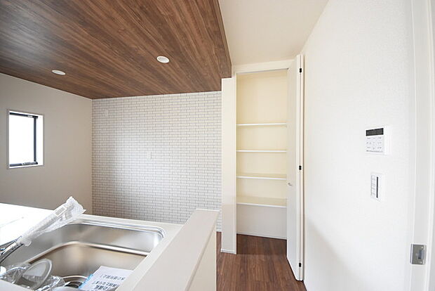 リビングにいる家族の顔が見渡せるカウンターキッチン。お料理もより一層おいしく、楽しく。食器棚を背面に設置しても十分な広さを確保しています。