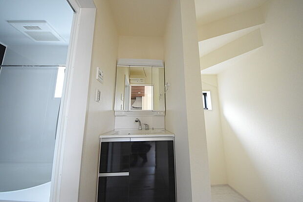 お出かけ前の身だしなみに一歩差がつく三面鏡。ミラー裏にはたっぷり収納もございます。