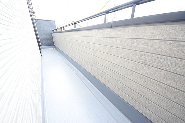 陽ざしが差込む明るいバルコニー。奥行きのあるバルコニーはお洗濯時に助かります。