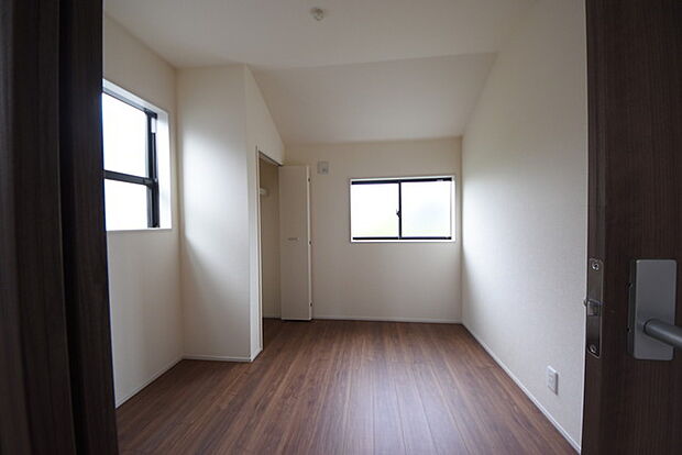 今からここを誰のお部屋にしようか、そんな洋室。北西角部屋 大きさは4.16帖です。