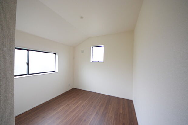 今からここを誰のお部屋にしようか、そんな洋室。大きさは5帖です。