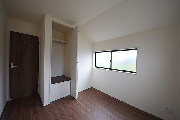 今からここを誰のお部屋にしようか、そんな洋室。大きさは5帖です。