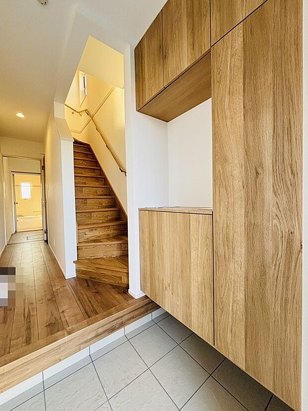 明るく開放的な玄関、靴の脱ぎ履きもしやすく、収納も豊富でご家族皆様の靴をスッキリ収納できます。 