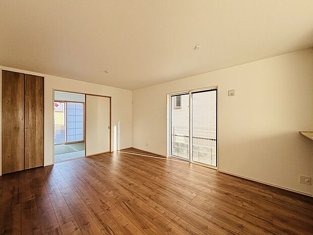 家族の集うリビングには色々な方向から光が差し込む設計に。家族のコミュニケーションが弾むスポットだから明るい雰囲気であってほしい。 