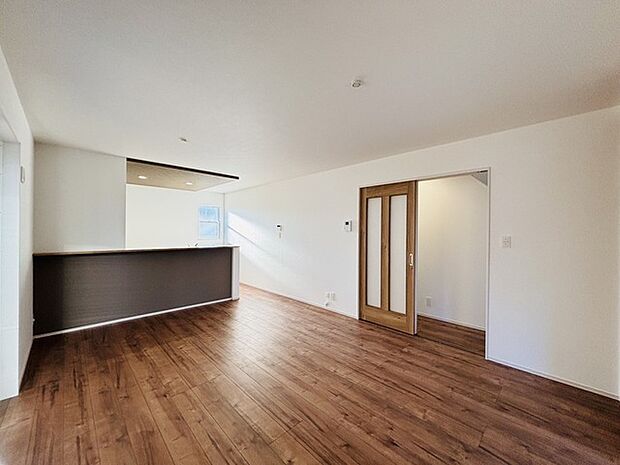 家族団欒のリビング。陽光差し込む食卓には家族の会話とスマイルが溢れます。いつまでもここで食卓を囲みたくなる、そう感じさせてくれるスペース。