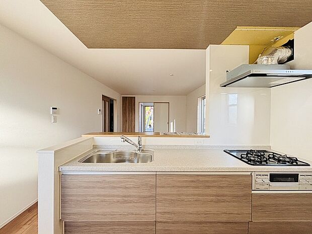 リビングにいる家族の顔が見渡せるカウンターキッチン。お料理もより一層おいしく、楽しく。食器棚を背面に設置しても十分な広さを確保しています。 