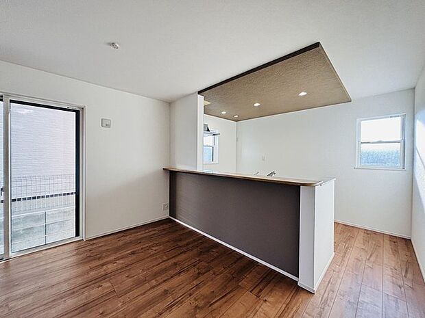 お洒落な小物を置く、心安らぐ観葉植物を飾ってみる。もしくはパソコンを置いてみる。色々な用途に使えそうなリビングのカウンタースペース 