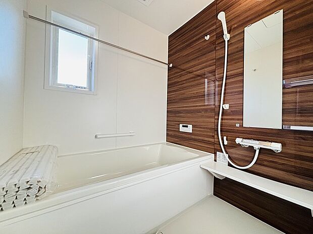 落ち着いた色味の浴室で1日の疲れをゆっくりと癒してください。 