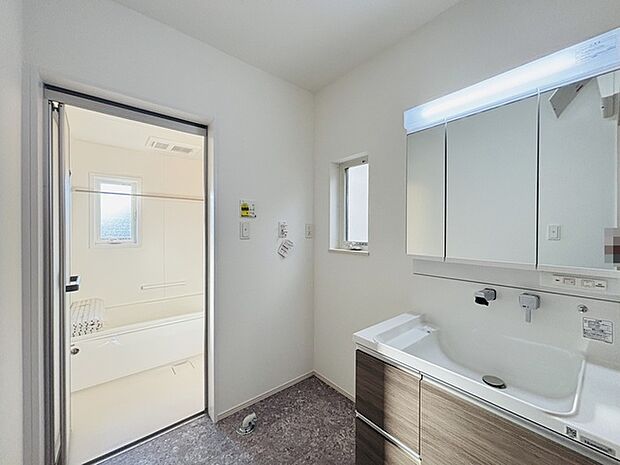 ゆとりの洗面スペースで朝の身支度もスムーズに行えます。 