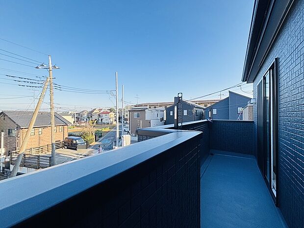 広めのバルコニーは風通しも良くお洗濯物もしっかりと干すことができます！ 