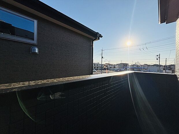 陽ざしが差込む明るいバルコニー。奥行きのあるバルコニーはお洗濯時に助かります。 