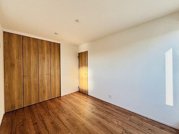 大きな開口部から明るい光が差し込む、日中の室内の明るさがこの部屋の魅力です。