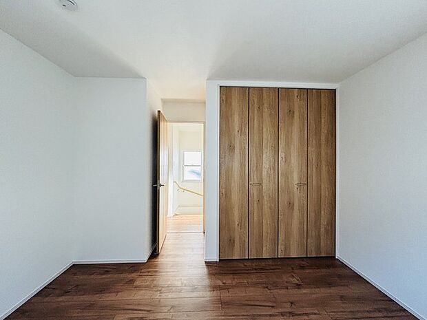 広々収納で、仕事着、普段着をまとめて収納できます。 