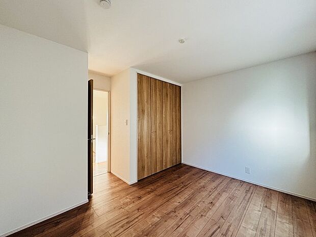 大きな開口部から明るい光が差し込む、日中の室内の明るさがこの部屋の魅力です。 