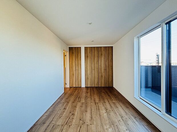 どんな家具にでも相性が良い清潔感ある白色調のクロスを採用。主張しすぎない配色、耐久性にも優れた床材は日々のメンテナンスも楽に、快適に過ごして頂けるよう考えられています。 