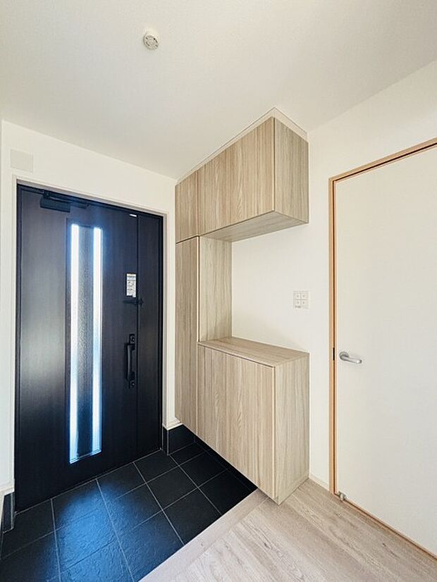 明るく開放的な玄関、靴の脱ぎ履きもしやすく、収納も豊富でご家族皆様の靴をスッキリ収納できます。