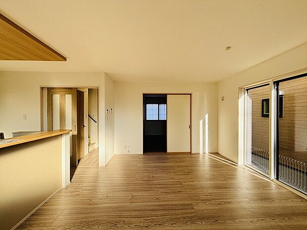 家族団欒のリビング。陽光差し込む食卓には家族の会話とスマイルが溢れます。いつまでもここで食卓を囲みたくなる、そう感じさせてくれるスペース。 