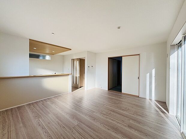 どんな家具にでも相性が良い清潔感ある白色調のクロスを採用。主張しすぎない配色、耐久性にも優れた床材は日々のメンテナンスも楽に、快適に過ごして頂けるよう考えられています。 