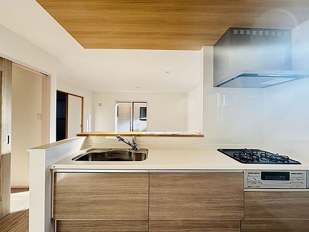 リビングにいる家族の顔が見渡せるカウンターキッチン。お料理もより一層おいしく、楽しく。食器棚を背面に設置しても十分な広さを確保しています。 