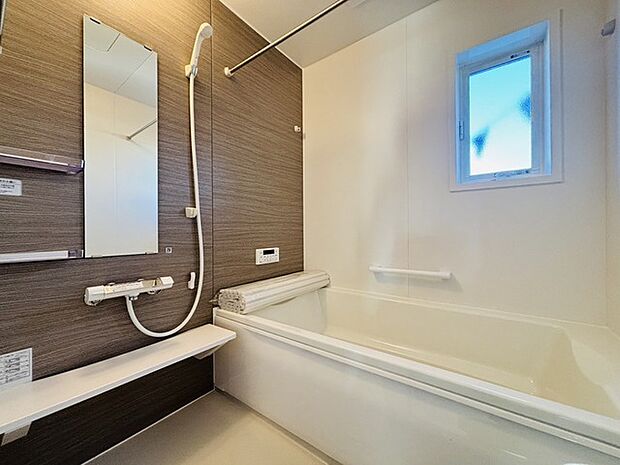 落ち着いた色味の浴室で1日の疲れをゆっくりと癒してください。