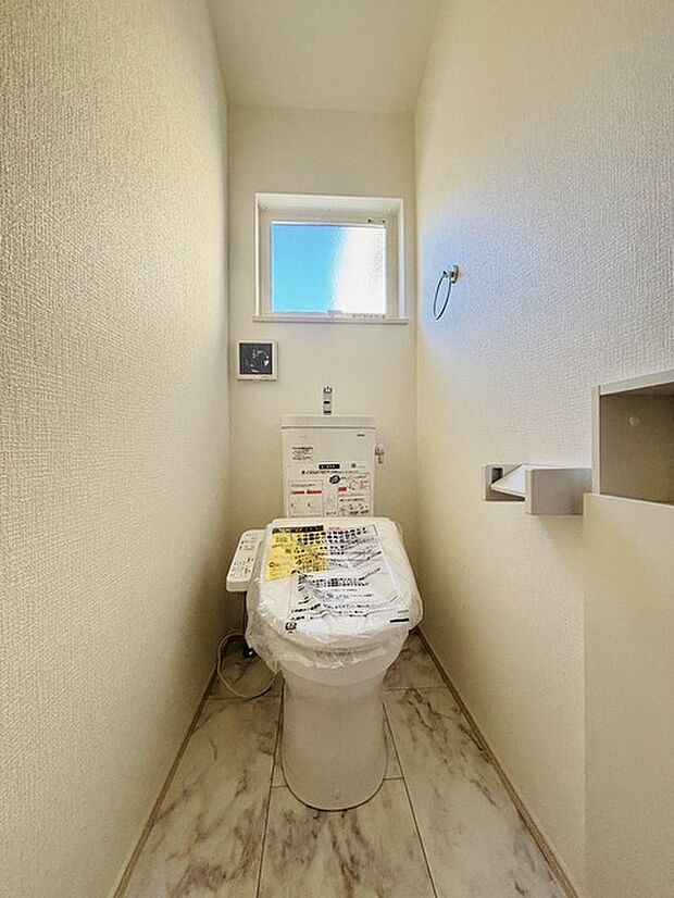 ウォシュレット機能付きのトイレ。換気のしやすい窓付きで、収納もあり実用性も兼ね備えた造り。 