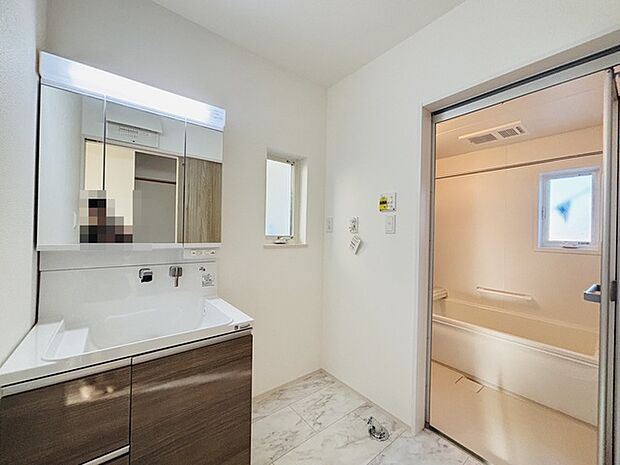 お出かけ前の身だしなみに一歩差がつく三面鏡。ミラー裏にはたっぷり収納もございます。