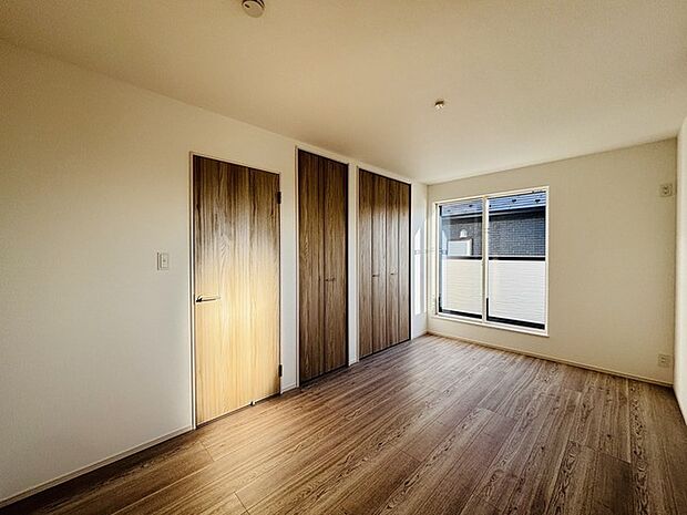 広々収納で、仕事着、普段着をまとめて収納できます。 