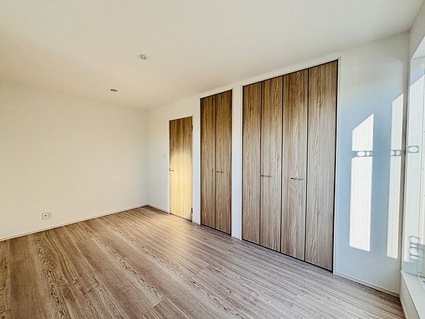 広々収納で、仕事着、普段着をまとめて収納できます。