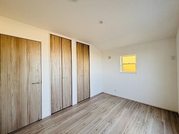 大きな開口部から明るい光が差し込む、日中の室内の明るさがこの部屋の魅力です。