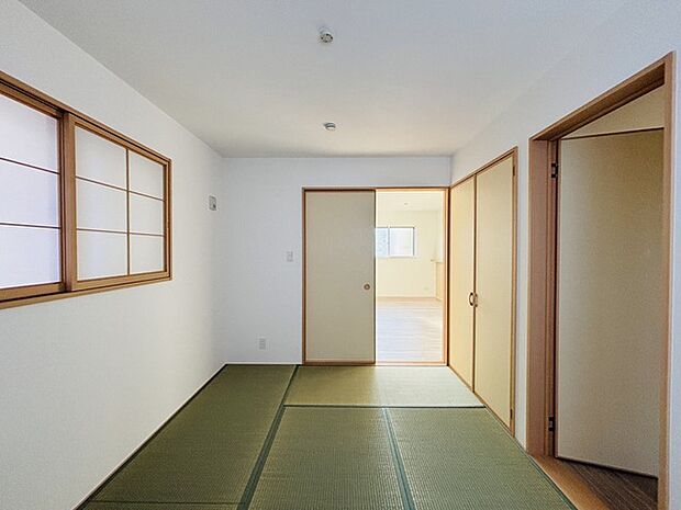 大きな開口部から明るい光が差し込む、日中の室内の明るさがこの部屋の魅力です。