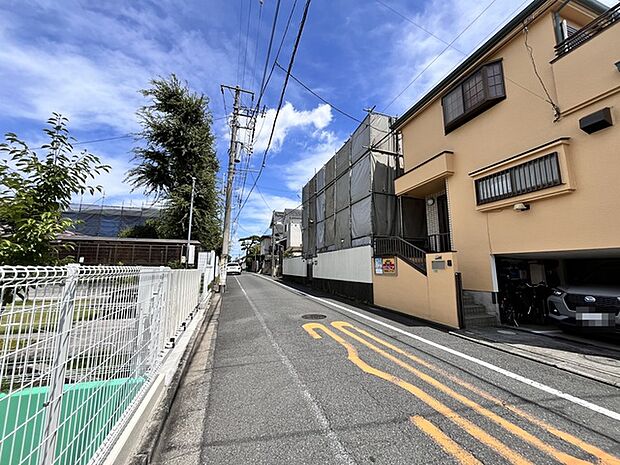 前面道路は5.4ｍと広く、駐車がしやすいです。駐車スペース2台分ございます。 