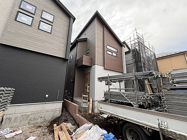 戸建てが立ち並ぶ静かな住宅街。四季折々の移り変わりを感じながら自然と楽しみ、暮らす、そんな毎日を日々の中で感じられる住環境 