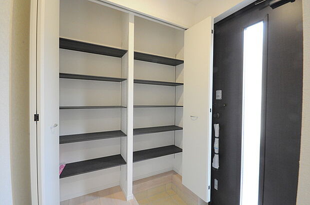 明るく開放的な玄関、靴の脱ぎ履きもしやすく、収納も豊富でご家族皆様の靴をスッキリ収納できます。 